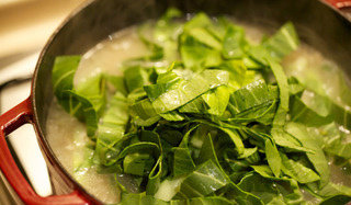 7、猪肉粥,小白菜叶、茎分开，茎切小段爆炒2min，随后和菜叶一同放入粥内炖煮10min