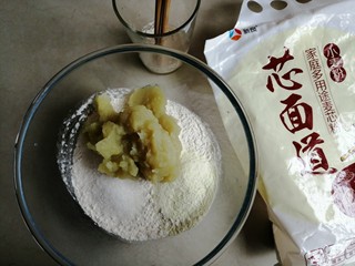 4、红薯馒头,加入160克红薯泥