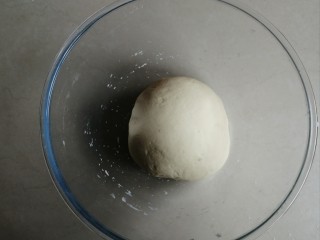 6、红薯馒头,揉成光滑的面团