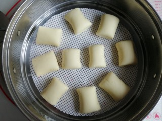 11、红薯馒头,放在蒸屉里