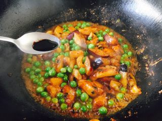 11、豌豆烧茄子,放入2g左右的酱油，放入适量的盐，放入1小勺的白糖，翻炒均匀。