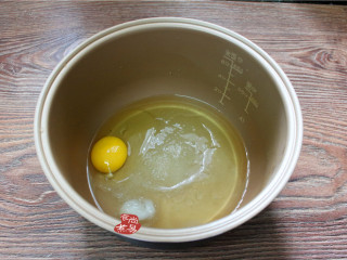 3、芝麻核桃酥,加入鸡蛋；