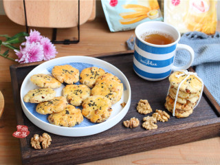 14、芝麻核桃酥,出炉后的核桃酥色泽金黄鲜艳，大小外形完整，面呈裂纹，冷却之后入口很香很酥！自己做核桃酥，简单又美味，糖分少核桃仁很多，吃起来超满足！