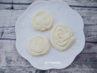 4、奶香玉米耙,取出一块搓成细长条如图卷起