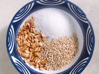 4、南瓜糯米糕,加入适量白砂糖，拌匀就可以了