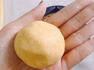 10、南瓜糯米糕,捏紧揉圆