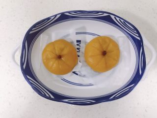 14、南瓜糯米糕,放上枸杞装饰即可