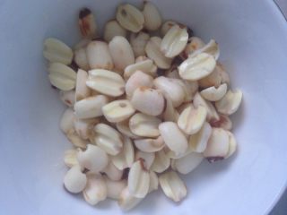 1、莲子红枣粥,莲子泡一晚上，去心，备用！