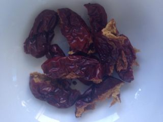 3、莲子红枣粥,5颗红枣，去核。备用！米煮煮融一点，下红枣。再煮10分钟左右，关火。