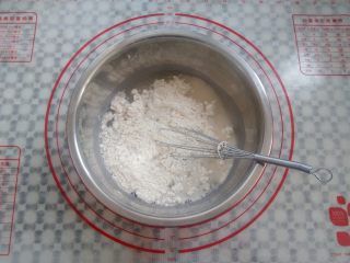 4、紫菜肉松鸡蛋卷,面粉里加入水，搅拌成混匀的面糊