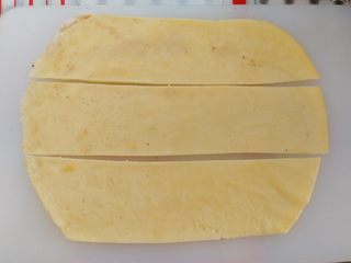 11、紫菜肉松鸡蛋卷,蛋饼切成5cm宽度，上下的2张修去多余的边角