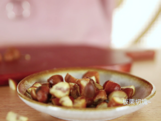 3、香甜栗子营养粥,栗子煮熟去皮切块，装盘备用