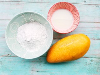 1、软糯香甜的多芒小丸子,准备好所有食材。