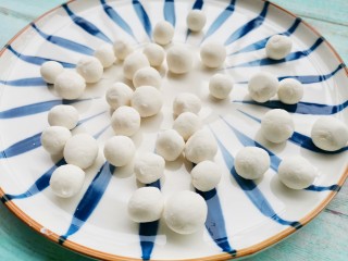 5、软糯香甜的多芒小丸子,揉成光滑面团，分成小丁搓圆。