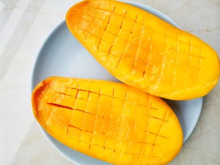 8、软糯香甜的多芒小丸子,芒果切成块取1/3切成小丁留着摆盘。