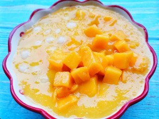 12、软糯香甜的多芒小丸子,倒入芒果丁。