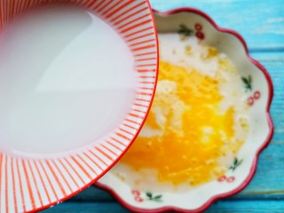 10、软糯香甜的多芒小丸子,倒入牛奶拌匀，