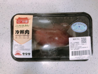 1、猪肝瘦肉粥,准备好一份猪肝。