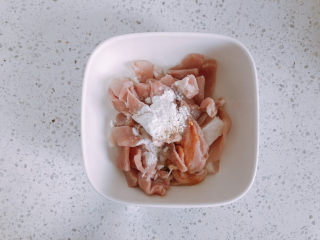 7、猪肝瘦肉粥,加入生抽和胡椒粉。