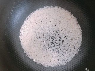 10、猪肝瘦肉粥,准备好一人份的大米。