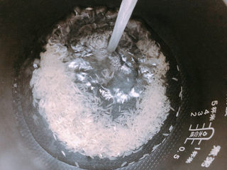 11、猪肝瘦肉粥,清洗干净。