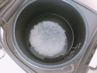 12、猪肝瘦肉粥,放入电饭煲加入清水。