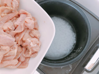 15、猪肝瘦肉粥,加入腌制好的瘦肉。