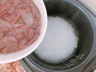 16、猪肝瘦肉粥,加入猪肝。