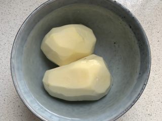 1、土豆丝饼,土豆去皮