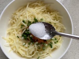 5、土豆丝饼,少许盐