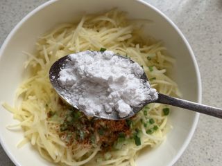 6、土豆丝饼,2勺淀粉，几个土豆就加几勺淀粉