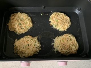 8、土豆丝饼,舀一勺，再用勺子压压平