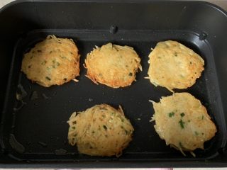 10、土豆丝饼,中火煎至2面金黄