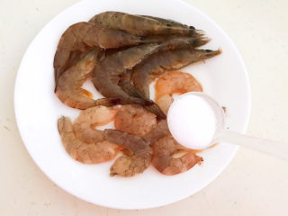 3、鲜虾砂锅粥,加入精盐