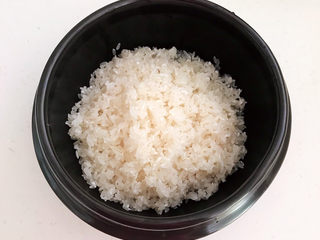 7、鲜虾砂锅粥,大米淘洗干净放入砂锅