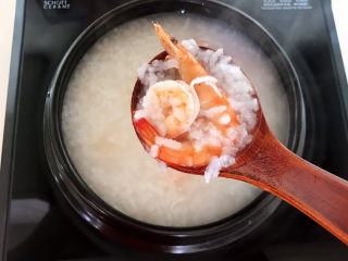 12、鲜虾砂锅粥,鲜虾粥熟了