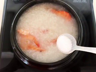 13、鲜虾砂锅粥,加入精盐