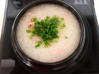14、鲜虾砂锅粥,加入香葱末调匀即可