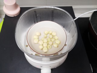 2、莲藕饼,莲子加水蒸30分钟（我买的莲子不用泡直接蒸煮即软粉糯）。如果亲的莲子需泡蒸煮可提前煮好冷藏备用