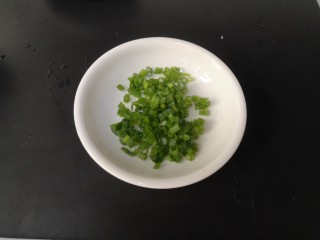 16、莲藕饼,葱绿色部分切葱花