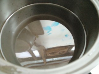 8、荔枝红枣山药枸杞粥,砂锅放入半锅水大火煮开