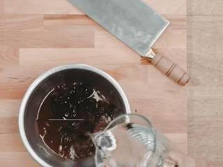 1、老北京炸酱面,干黄酱倒入盆内，加入甜面酱、水，搅拌