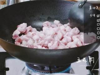 3、老北京炸酱面,热油锅中倒入肉沫、姜末、八角、葱段儿，翻炒