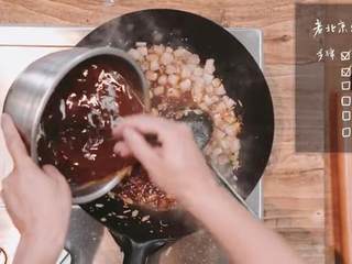 4、老北京炸酱面,酱入锅
