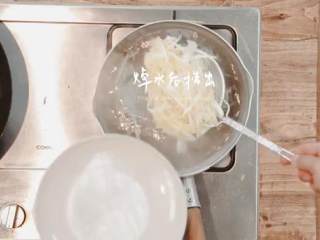 5、老北京炸酱面,娃娃菜、青蒜、水萝卜切丝，分别焯水后捞出