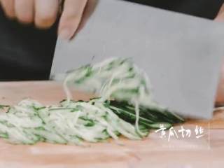 7、老北京炸酱面,青蒜焯水，黄瓜切丝