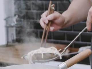 11、老北京炸酱面,煮面，煮开后加凉水（两次），煮好后拌入酱汁即可