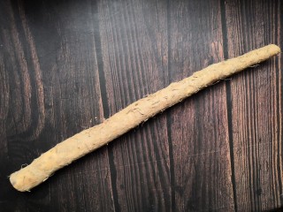 1、山药小饼,准备一根山药，去皮洗净，切小段。