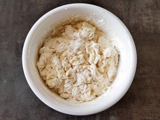 2、简单快手炸油条,添加酵母水边搅成面穗状。