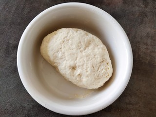 3、简单快手炸油条,双手揉成光滑面团。